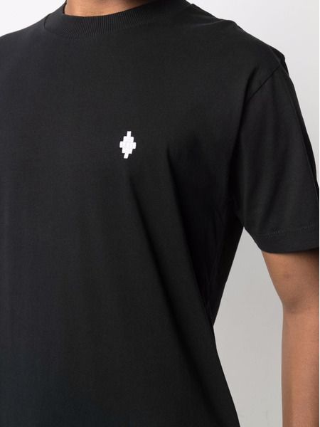 Черная футболка с узором Cross