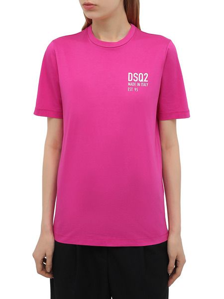 Розовая футболка с логотипом на груди